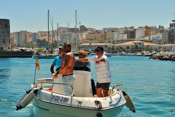 Matrosen bei der Ankunft mit seinem Schiff im Hafen einer spanischen Stadt — Stockfoto