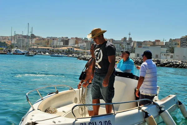 Marineros que llegan con su barco al puerto de una ciudad española — Foto de Stock