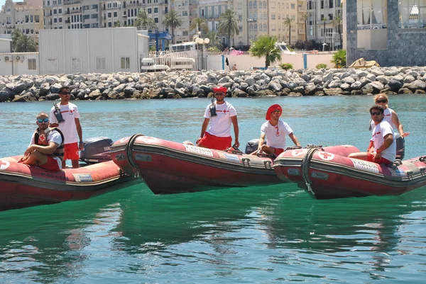 Спасатели Красного Креста на своих лодках — стоковое фото
