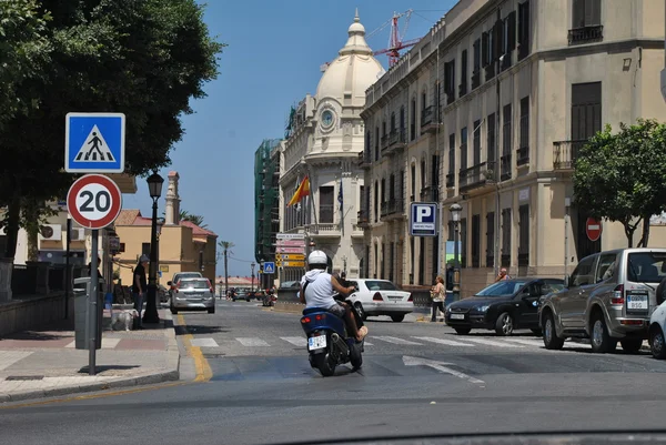 Мотоцикл едет по улице в большом городе . — стоковое фото