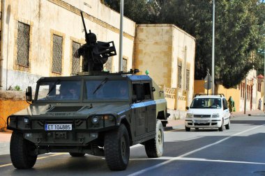 Askeri araç şehir içinde silahı işaret.