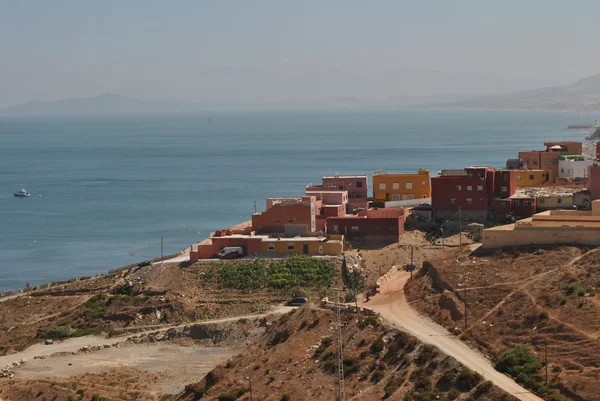 Camino de las casas de montaña y el mar Mediterráneo en la ciudad de ceuta — Foto de Stock