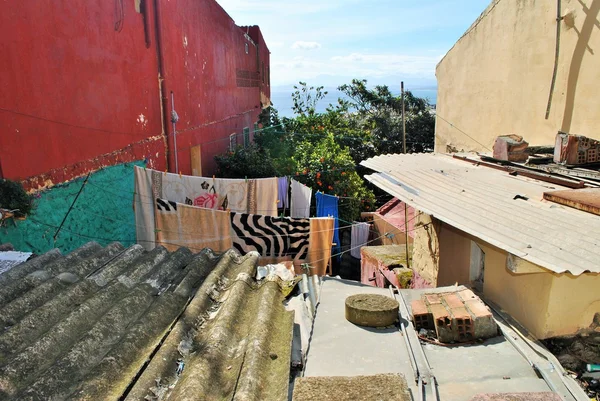 Toits de cabanes et maisons en mauvais état de conservation . — Photo