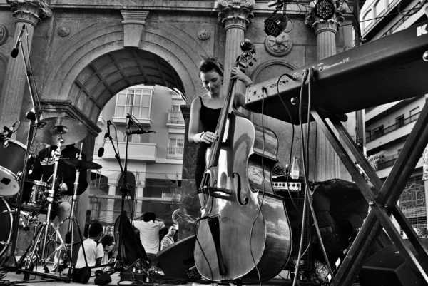 Grupo de música femenina tocando en la calle de una ciudad — Foto de Stock