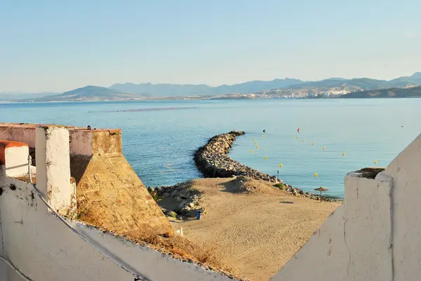 Blick vom Strand, der im Zentrum einer Stadt liegt Stockfoto