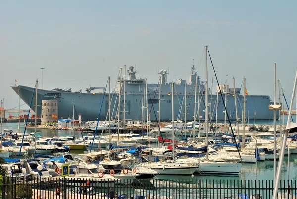 Portaaviones de la Armada Española atracados en la ciudad portuaria de Ceuta en España —  Fotos de Stock