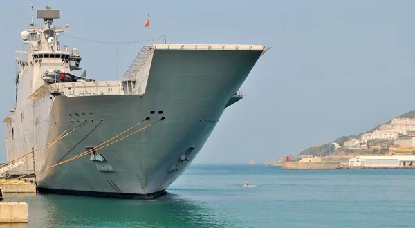 Spanska marinen hangarfartyg dockad i porten av Ceuta i Spanien . — Stockfoto