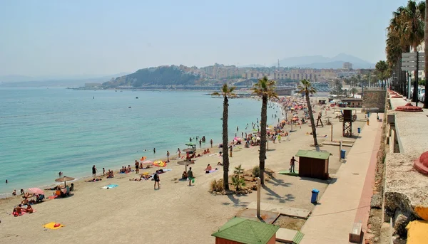 Luftaufnahme eines der Strände in der spanischen Stadt Ceuta im Sommer Stockfoto