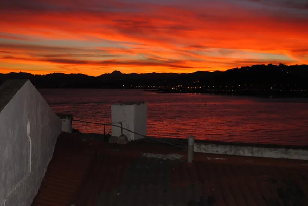 Soumrak v městě Ceuta nachází ve Španělsku na pobřeží Středozemního moře — Stock fotografie