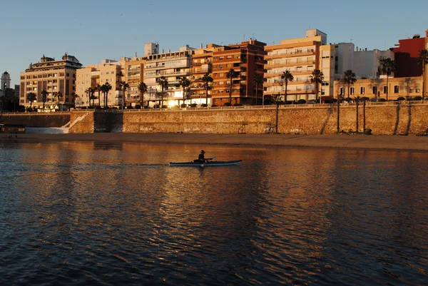 Canoa a vela con la sua canoa sulla costa mediterranea città di Ceuta — Foto Stock