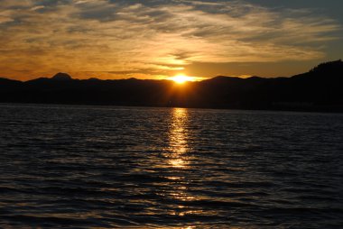 Akdeniz kıyısında günbatımı .