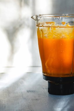 Havuç ve Balkabağı Sağlıklı Meyve Smoothie veya Karıştırıcı Bardağında Çorba Yakın plan