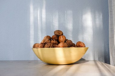 Bir demet organik fındık. Masada taze ceviz. Güzel Günışığı. 