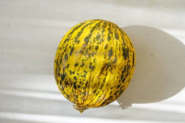 Beyaz Masadaki Olgun Kavun Güzel Gün Işığı Üst Görünümü 