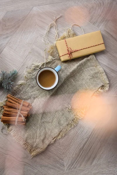 Keten Malzeme ve Güzel Tasarım Ahşap Masa Bokeh Odaklanamaz Üst Görünüm Üzerine Kahve Kupası