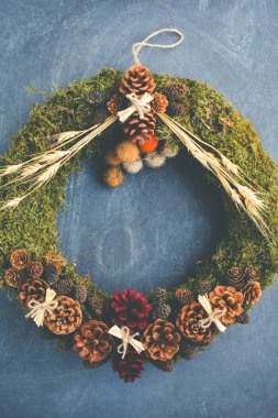 Noel Çelengi Madalyalı Çam Kozalağı Kara Taş Duvarda Güzel Tasarım Kapalı