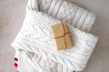 Sıcak Kış Beyaz Yünlü Kadın Örgü Beyaz Süveter ve Yığının Üstünde El Yapımı Noel Hediyesi 