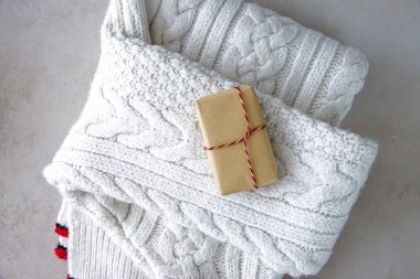 Sıcak Kış Beyaz Yünlü Kadın Örgü Beyaz Süveter ve Yığının Üstünde El Yapımı Noel Hediyesi 