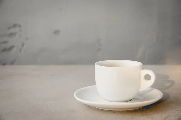 Beyaz Kupa Espresso Sabah İçkisi Güzel Parlak Işık ve Gölge Beton Duvarı Minimalizmi