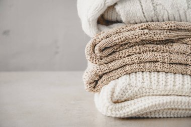 Sıcak Kış Yünlü Kadın Örgü Süveterleri Arka plan Kadın Kompozisyonu Kopyalama Alanını Kapatın