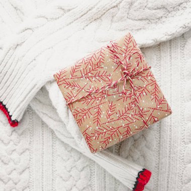 Sıcak Kış Beyaz Yünlü Kadın Örgü Beyaz Süveter ve Kırsal El Yapımı Noel Hediyesi Üst Görünümü 