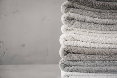 Tahta Masa Gri Arkaplan 'a Pamuk Havlu Yığını Kopyala Uzayı Kapat