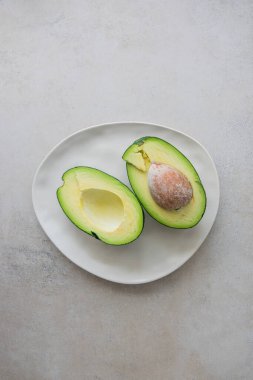 Üst Tabaka Görünümünde İki Yarım Avokado 