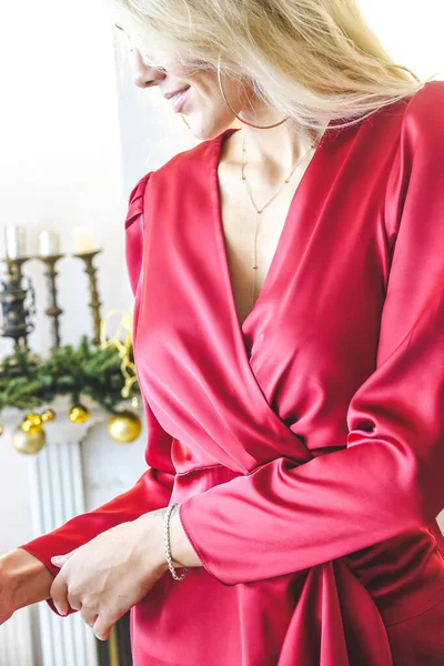 Chica en hermoso vestido rojo Navidad Interior Close Up —  Fotos de Stock