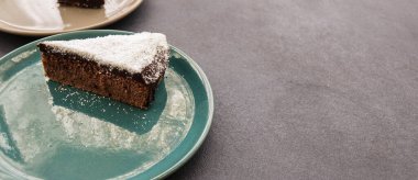 Çikolatalı Kek Dilimlenmiş Brownie Renkli Tabak Koyu Taş Tablo Kopya Boşluğu