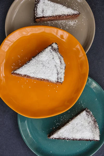 Çikolatalı Kek Dilimlenmiş Brownie Renkli Tabak Koyu Taş Tablo Üst Görünümü Yakından