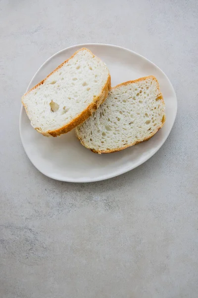 Zwei Scheiben Brot auf Teller von oben Ansicht flache Lay Kopie Raum monochromes Design — Stockfoto