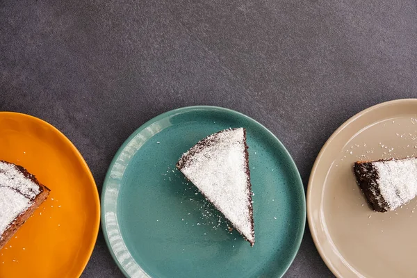 Çikolatalı Kek Dilimli Brownie Renkli Tabak Koyu Tablo Üst Görünümü Düz Alan Kopyalama