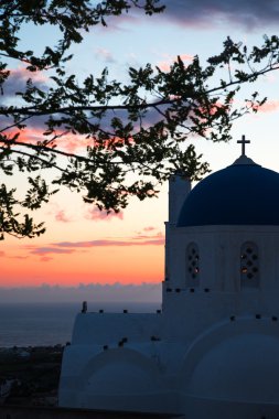 gün batımında beyaz kilise