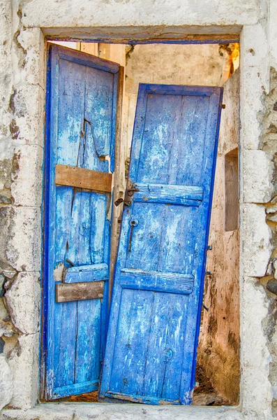 Dřevěné dveře v santorini island — ストック写真