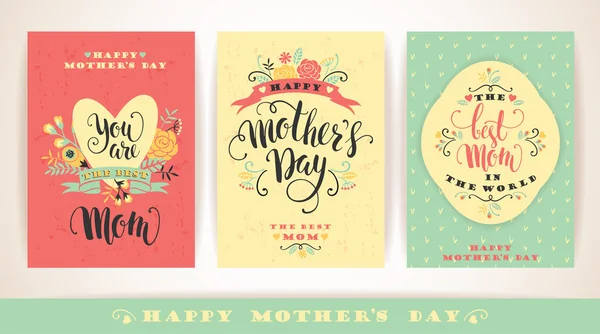 Satz glücklicher Muttertagsbriefe Grußkarten mit Blumen. — Stockvektor
