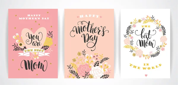 Mutlu Anneler Günü tebrik kartları çiçekler ile yazı kümesi.