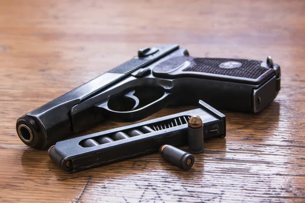 Pistola armada rusa sobre una mesa de madera — Foto de Stock