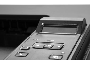 Beyaz arka plan beyaz kağıt ile izole Office lazer yazıcı