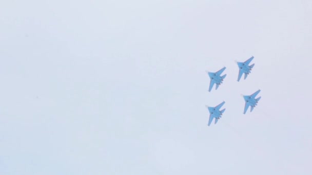 Gruppo assi piloti a supersonici MiG-29 combattenti che eseguono aerobatica nel cielo blu — Video Stock