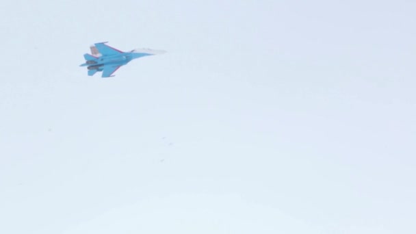 Пилоты группы тузов на сверхзвуковых истребителях МиГ-29, выполняющих аэробатику в голубом небе — стоковое видео