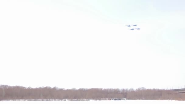 Grupo de ases pilotos de cazas supersónicos MiG-29 realizando acrobacias en el cielo azul — Vídeo de stock