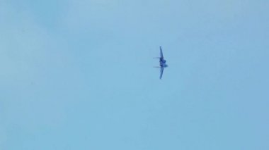 Grup Aslar pilotlar süpersonik Mig-29 savaşçıları akrobasi mavi gökyüzünde gerçekleştirmek