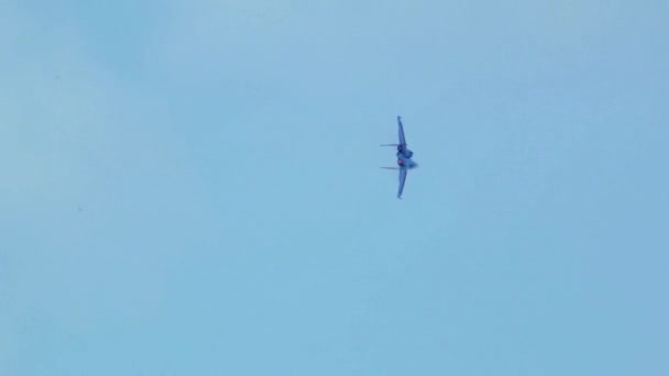 Група тузи пілотів в надзвукових винищувачів міг-29, виконуючи вищий пілотаж в Синє небо — стокове відео
