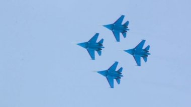 Grup Aslar pilotlar süpersonik Mig-29 savaşçıları akrobasi mavi gökyüzünde gerçekleştirmek