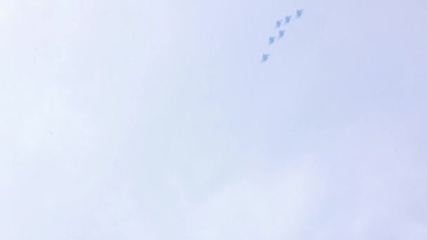 Un groupe de pilotes assiste à des chasseurs supersoniques MiG-29 effectuant des acrobaties aériennes dans le ciel bleu — Video