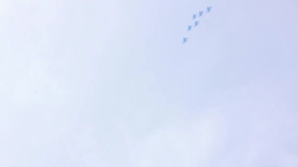 Grupo de ases pilotos de cazas supersónicos MiG-29 realizando acrobacias en el cielo azul — Vídeo de stock