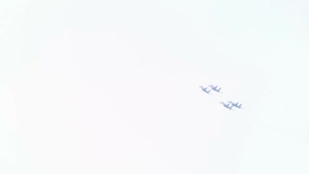 组的 ace 飞行员在超音速的米格-29 战斗机特技飞行表演在蔚蓝的天空 — 图库视频影像