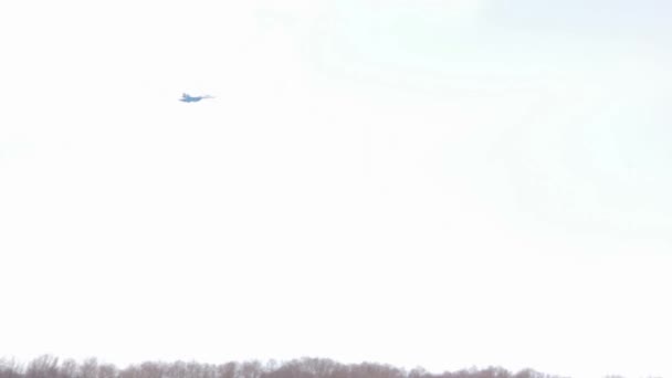 组的 ace 飞行员在超音速的米格-29 战斗机特技飞行表演在蔚蓝的天空 — 图库视频影像