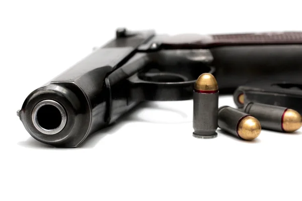 Пистолет системы Макарова разобран на белом фоне — стоковое фото