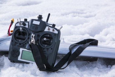 Denetim için ellerinde quadrocopter insansız hava aracı